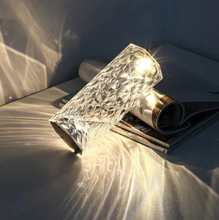 CrystalGlow Lampa - Upplev en värld av färger och elegans.